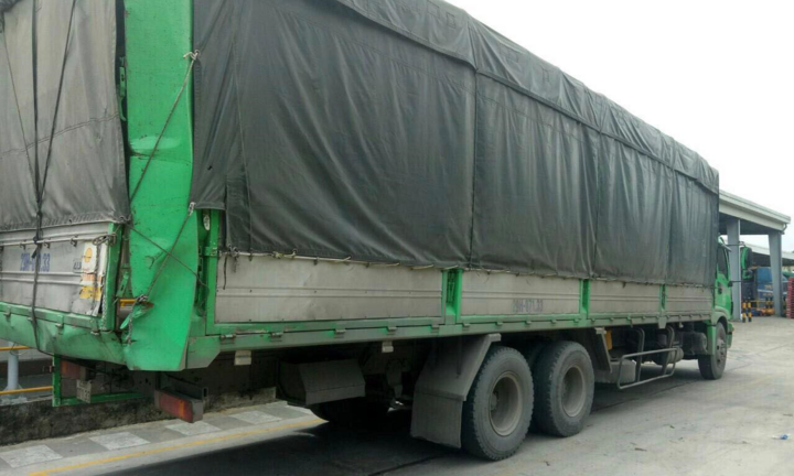 Đoàn xe tự ý nối dài thùng hàng ngang nhiên tung hoành tuyến TP.HCM - Bình Dương