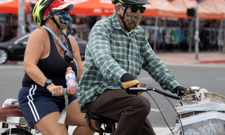 COVID-19 'trỗi dậy', hàng loạt bang Mỹ phải thay đổi chiến thuật