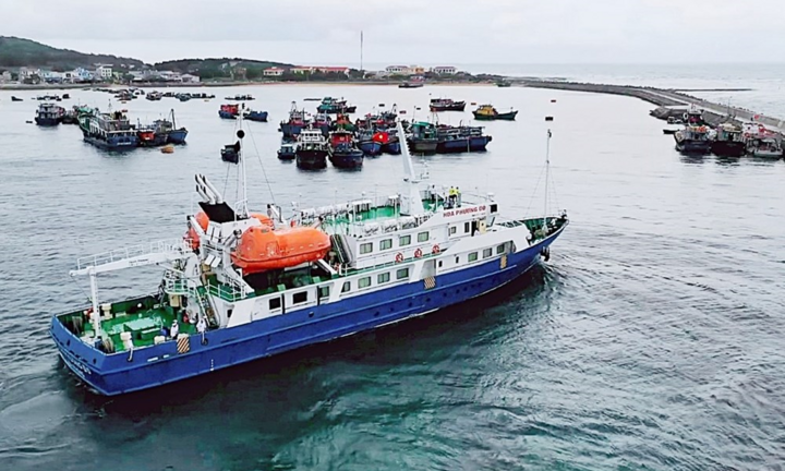 Tàu Hoa Phượng đỏ từ đất liền ra đảo Bạch Long Vỹ sắp hoạt động