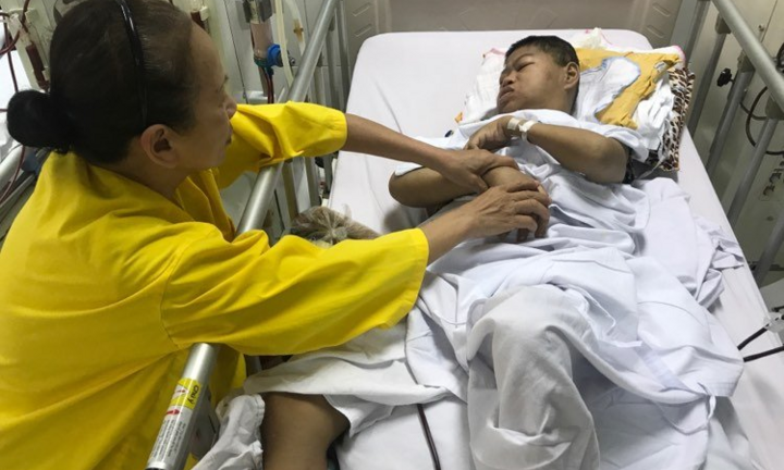 Rơi nước mắt cảnh vợ chồng già chăm sóc con bị di chứng chất độc màu da cam