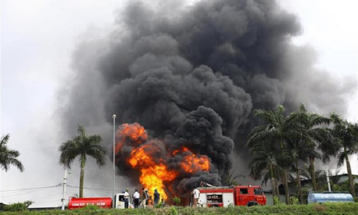 Phó Thủ tướng yêu cầu đánh giá ô nhiễm môi trường sau vụ cháy kho hóa chất