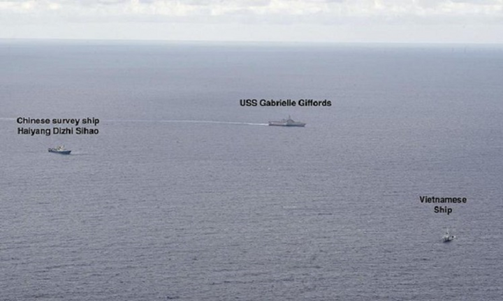Cảnh tượng hiếm khi tàu Mỹ, Trung Quốc, Việt Nam ở gần nhau trên Biển Đông