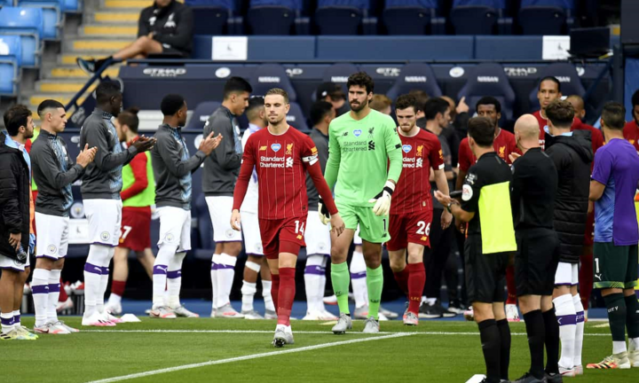 Ảnh: Liverpool thua thảm trong ngày được Man City xếp hàng chào đón
