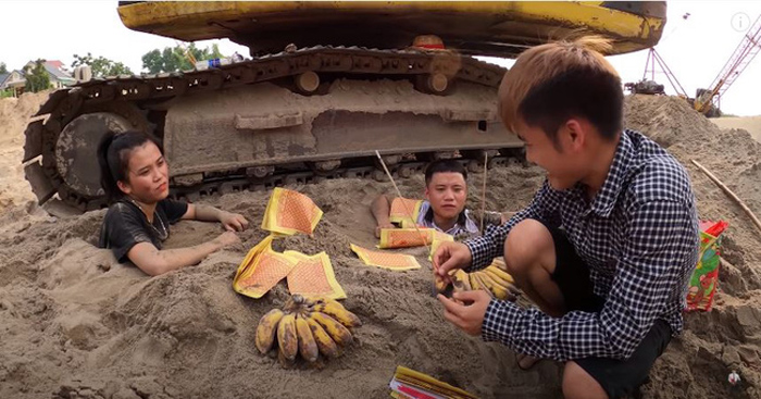 Đùa dại đắp mộ em ruột còn sống, con trai bà Tân Vlog bị dân mạng 'ném đá'