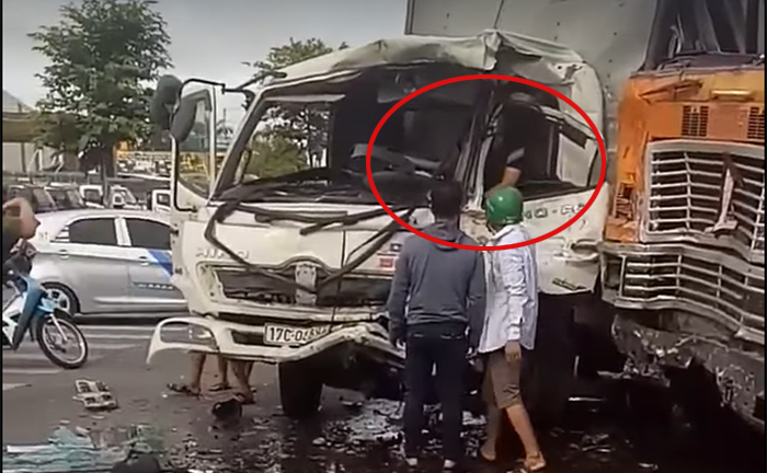 Video: Hãi hùng pha tông trực diện giữa xe container và ô tô tải ở Thái Bình