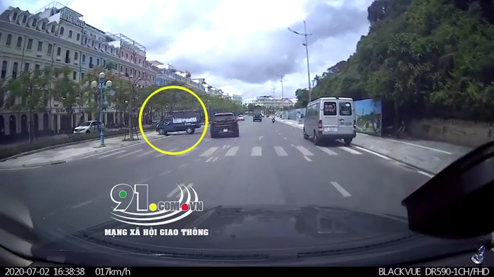 Vượt ẩu, xe tải lao cả lên vỉa hè, tông thẳng ô tô đang đỗ