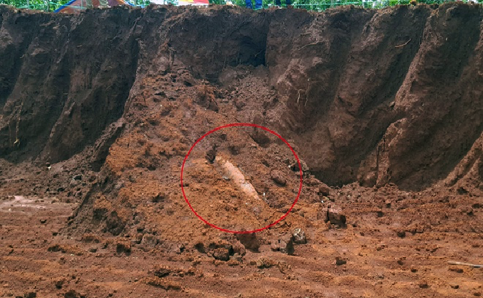 Công nhân đào trúng quả bom dài 2 m, sau 10 ngày vẫn chưa được xử lý