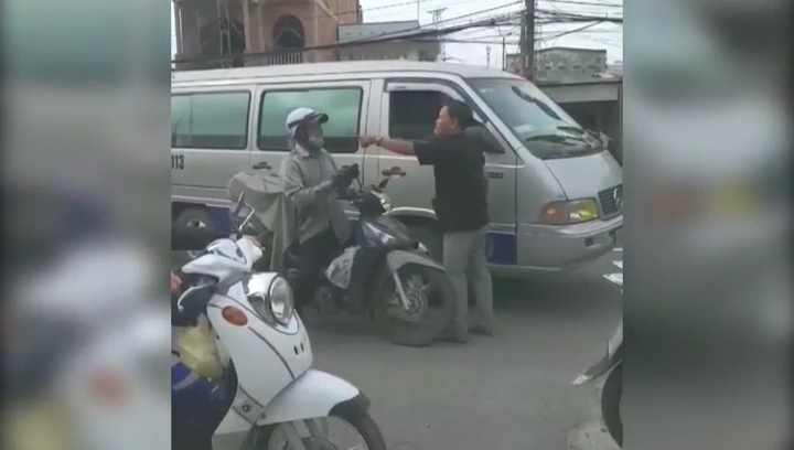 Tài xế ô tô đấm liên tiếp vào mặt người đi xe máy sau va chạm giao thông