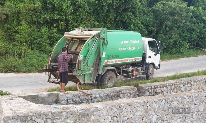 Nhân viên môi trường ngang nhiên lắp ống đổ trộm nước đen ngòm ra biển Cô Tô