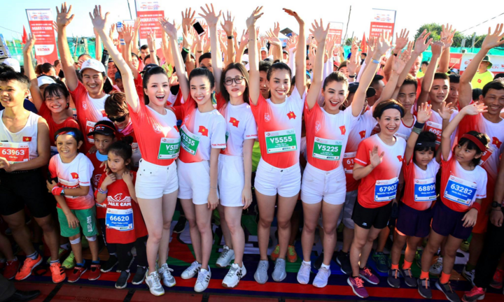 Hoa hậu Trần Tiểu Vy khoe dáng trên đường chạy giữa đại dương