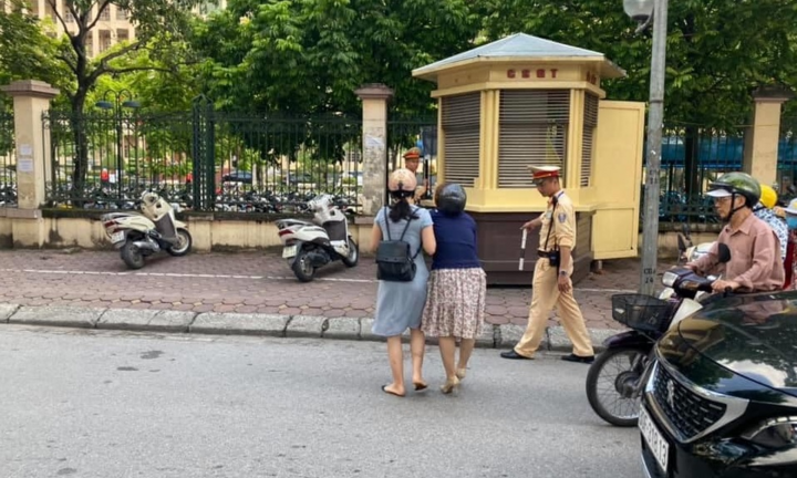 Bị tố ra giữa đường kéo ngã 2 phụ nữ đi xe máy, CSGT Hà Nội nói gì?