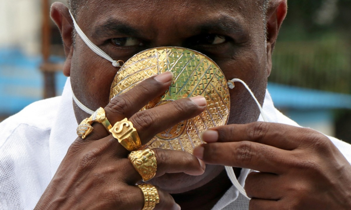 Doanh nhân Ấn Độ đeo khẩu trang vàng chống COVID-19