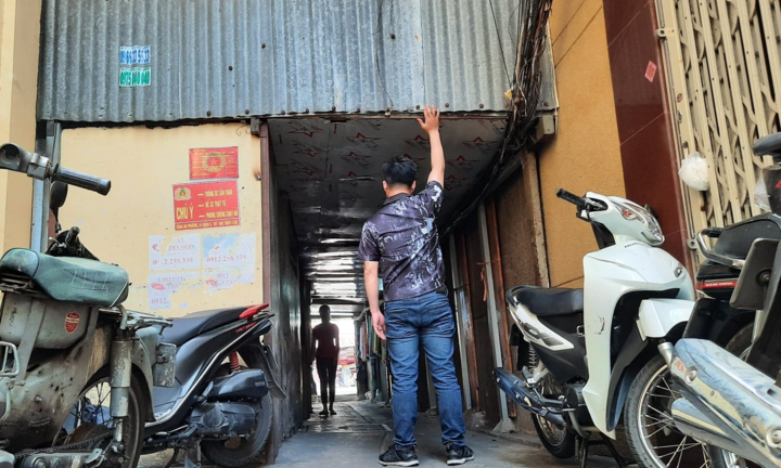 Người dân ở TP.HCM bị ‘nhốt’ trong lối đi chung, quan tài cũng phải ‘chui'