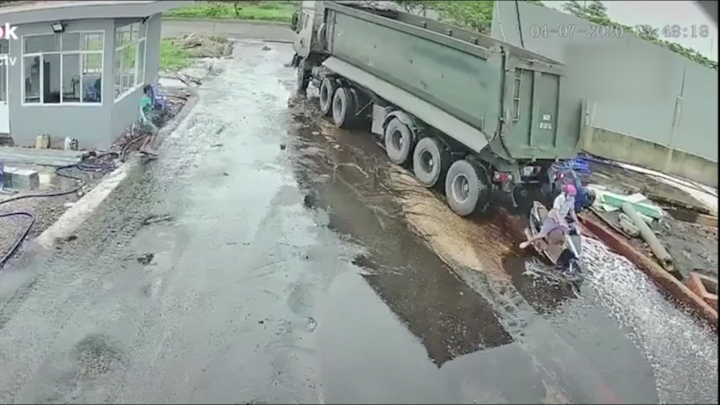 Lùi xe không quan sát, tài xế xe ben suýt đoạt mạng 2 người