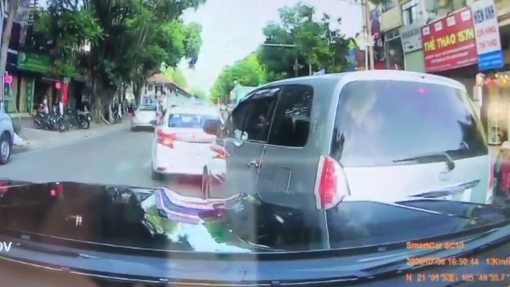Đâm vào đuôi xe đang lấn làn, lái xe bị bắt đền 2 triệu