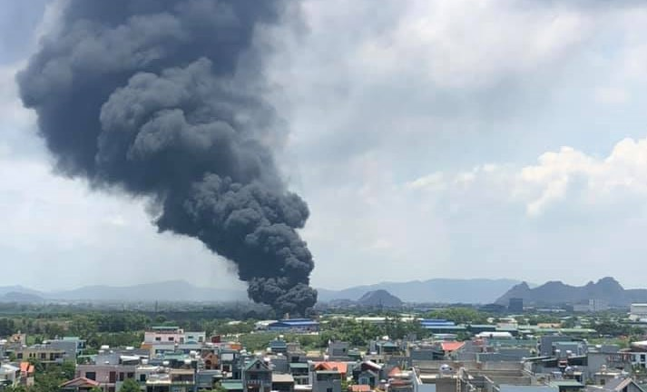 Cháy lớn tại khu công nghiệp ở Thanh Hóa, khói đen bốc cao hàng trăm mét