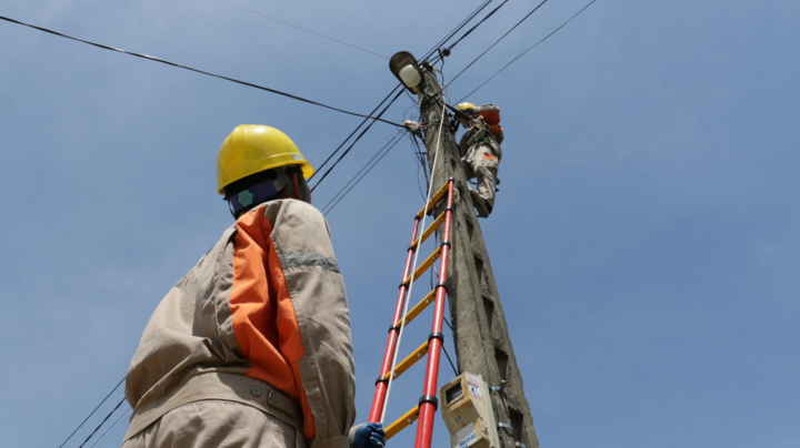  Những hy sinh thầm lặng của người âm thầm thắp điện cho nhân dân 