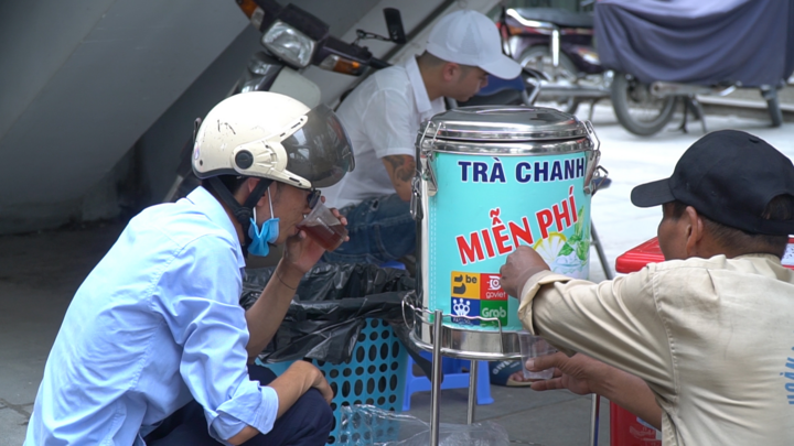 Điểm uống trà chanh miễn phí giúp người lao động giải nhiệt ngày nắng nóng