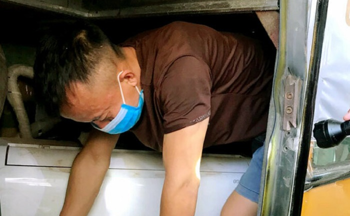 Ba người trùm chăn, chui hầm xe khách qua cửa khẩu để trốn cách ly y tế