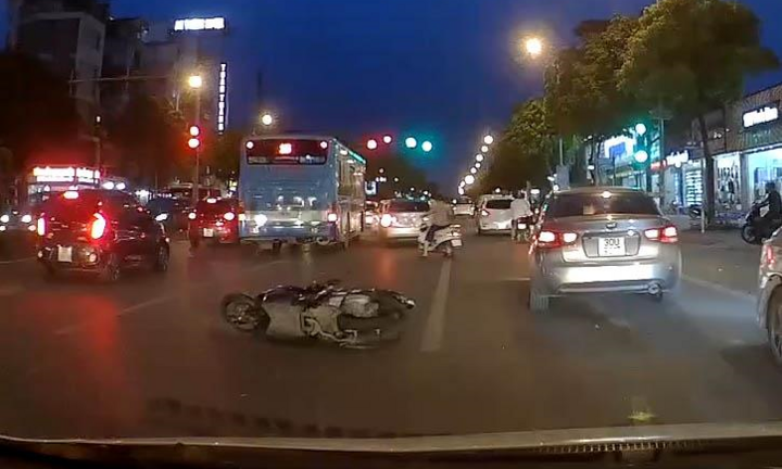Hiện trường xe 'điên' đâm hàng loạt xe máy, 7 người nhập viện ở Hà Nội