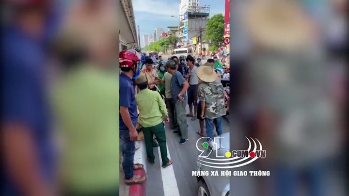 Hiện trường ôtô vượt đèn đỏ, cuốn CSGT vào gầm rồi kéo lê hàng chục mét