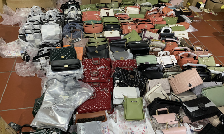 Hàng trăm nghìn sản phẩm được tổng kho hàng lậu ở Lào Cai 'chốt đơn' thế nào?