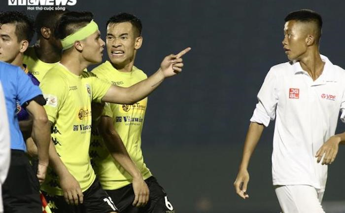 HLV bóp cổ đối phương, cầu thủ đá bạo lực: Bao giờ bóng đá Việt hết xấu xí?