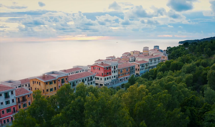 Mê hoặc 'thị trấn Amalfi' bên bờ biển Nam đảo ngọc