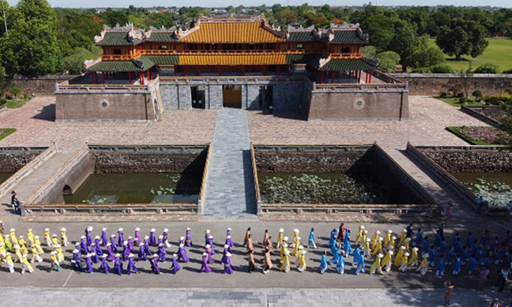 Chúa Nguyễn Phúc Khoát là người có công định chế lại áo dài Việt Nam