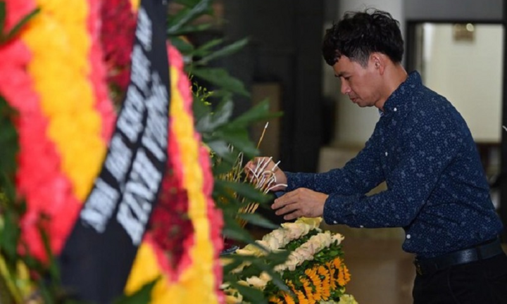 Xuân Bắc, Công Lý cùng các đồng nghiệp đến viếng NSƯT Hoàng Yến