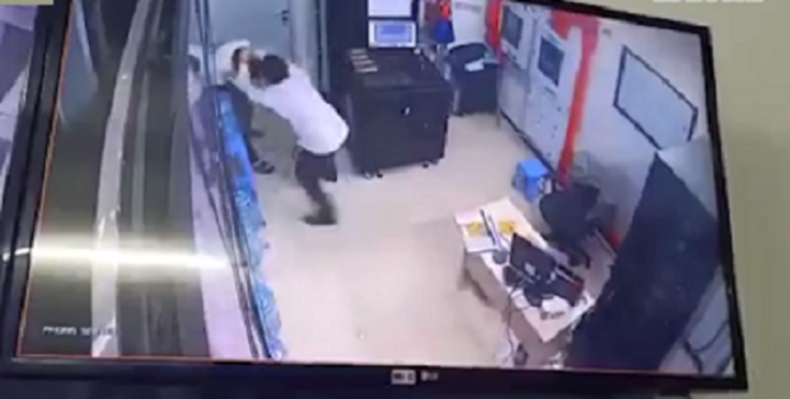 Bản tin 9/7: Bất ngờ nguyên nhân gã thanh niên hành hung nữ nhân viên bảo vệ 