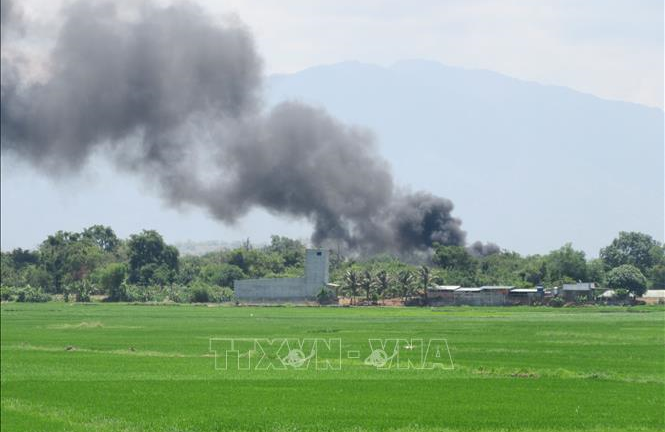 Cháy lớn trong sân bay quân sự Thành Sơn, khói đen bốc cao hàng trăm mét