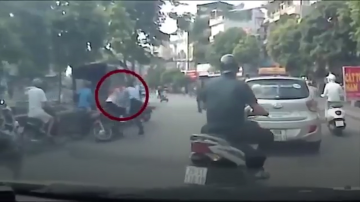 Thanh niên cố tình phi xe máy húc ngã dân phòng tại Hà Nội