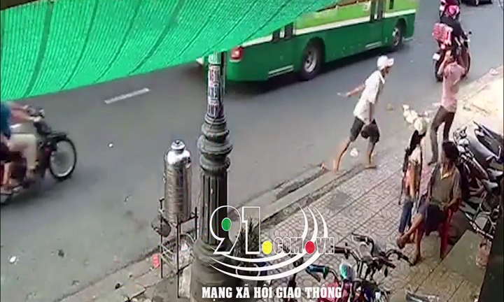 Đang đi bộ, người đàn ông bị nam thanh niên cầm dao đuổi chém