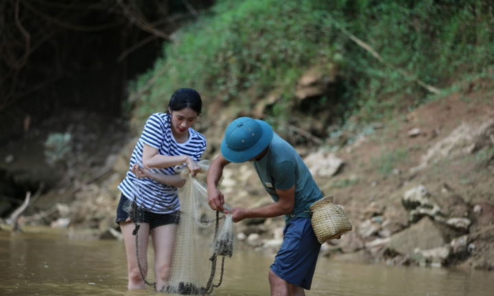 Trải nghiệm bắt cá suối dưới chân thác Dải Yếm cùng dân bản địa