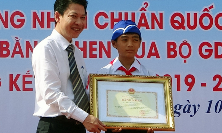 Nam sinh nhặt rác thông cống đốn tim cộng đồng mạng tiếp tục được khen thưởng