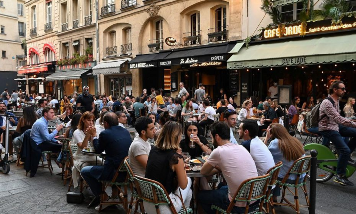 COVID-19: Pháp lo ngại dịch bùng phát trở lại trong mùa Hè