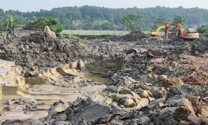 Doanh nghiệp ở Bắc Ninh ngang nhiên múc trộm đất sét, thách thức chính quyền