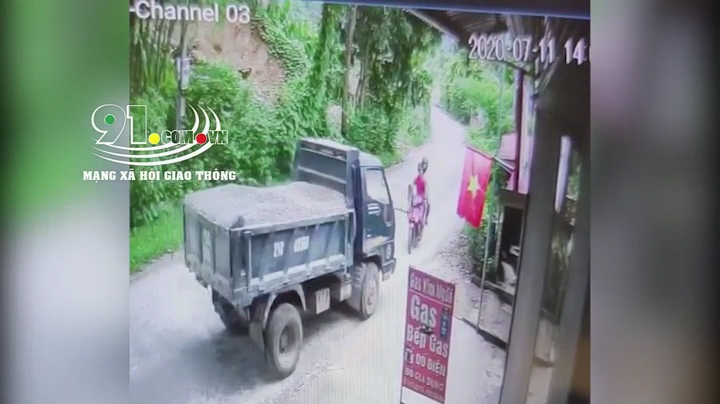 Xe máy lấn làn đấu đầu xe tải, 2 người thương vong