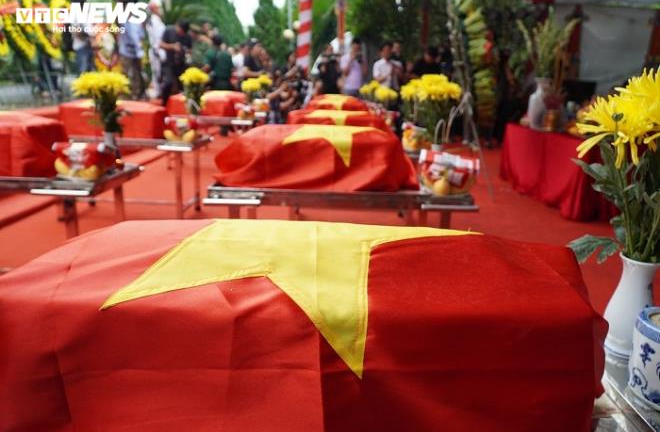 Video: Rưng rưng đưa 10 chiến sỹ hy sinh ở Vị Xuyên vào đất mẹ