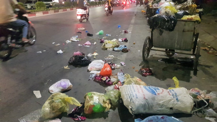 Đang quét rác, nữ công nhân môi trường bị ô tô tông văng gần 20m