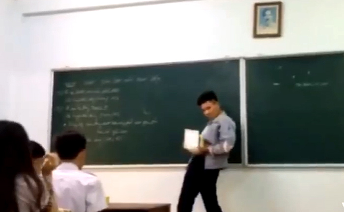 Dân mạng cười bò xem clip nam sinh sải bước như người mẫu để nhận giấy khen