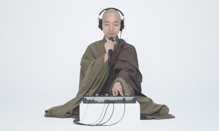 Sư thầy tụng kinh trên nền nhạc beatbox thu hút phật tử trẻ