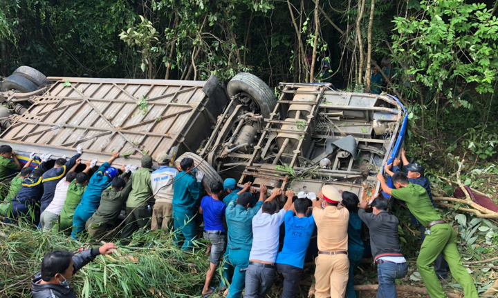 Hiện trường vụ tai nạn thảm khốc khiến 6 người chết ở Kon Tum