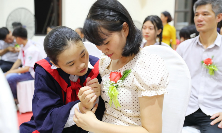 Học sinh Hưng Yên ghi dấu trưởng thành với thông điệp ý nghĩa từ nến và hoa hồng