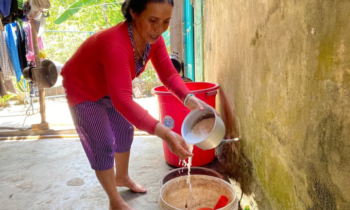 Giếng cạn trơ đáy, dân xóm phải mua nước đắt gấp 30 lần ở thành phố