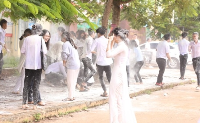 Không có bột màu, học sinh 'lầy lội' vác bột mỳ đến 'quẩy' ở lễ tổng kết năm 
