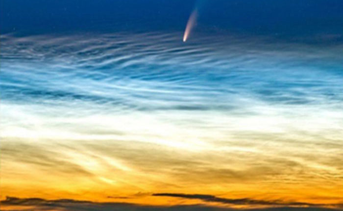Khoảnh khắc hiếm gặp sao chổi xuất hiện cùng lúc với mây dạ quang
