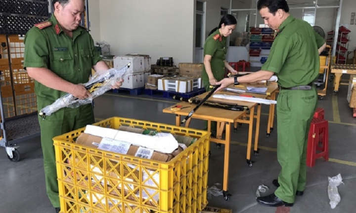 53 gói bưu phẩm bị công an An Giang thu giữ chứa những hung khí gì?