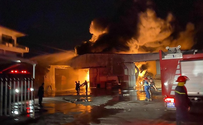 Công ty gần kho chứa xăng dầu bốc cháy, hơn 10 xe cứu hoả dập lửa trong đêm